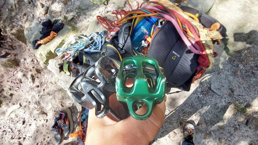 Kyblík je asi nejrozšířenější jistítko do skal i na stěnu. Relativně blbuvzdorné a jednoduché na ovládání, nicméně manipulace s ním přesto potřebuje patřičný výcvik