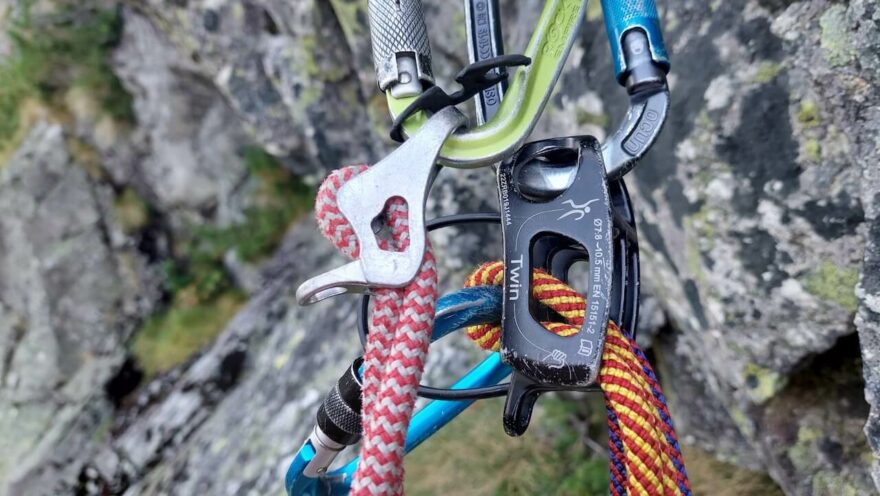 Kyblík je asi nejrozšířenější jistítko do skal i na stěnu. Relativně blbuvzdorné a jednoduché na ovládání, nicméně manipulace s ním přesto potřebuje patřičný výcvik