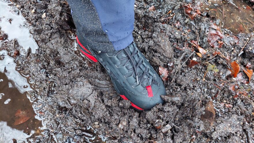 Testování probíhalo i v blátě - ALPINA CARABINER