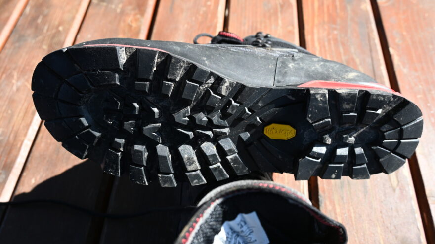 Značková podrážka VIBRAM s klasickým pohorkovým vzorkem zajišťuje dobrou trakci - ALPINA CARABINER