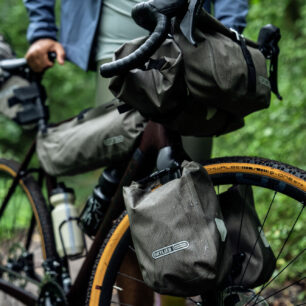 Bikepackingová kolekce Ortlieb přichází na trh v nové zemité barvě Dark Sand, která je výrazem respektu k přírodě.