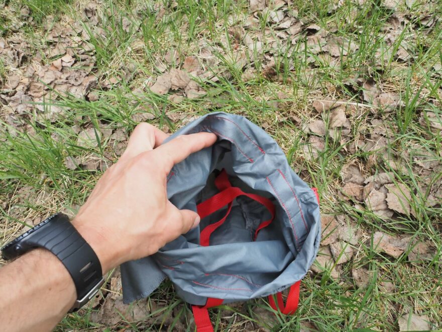 Kompresní popruhy vedou i vnitřkem vaku, vytržení nehrozí - Warmpeace Spacer