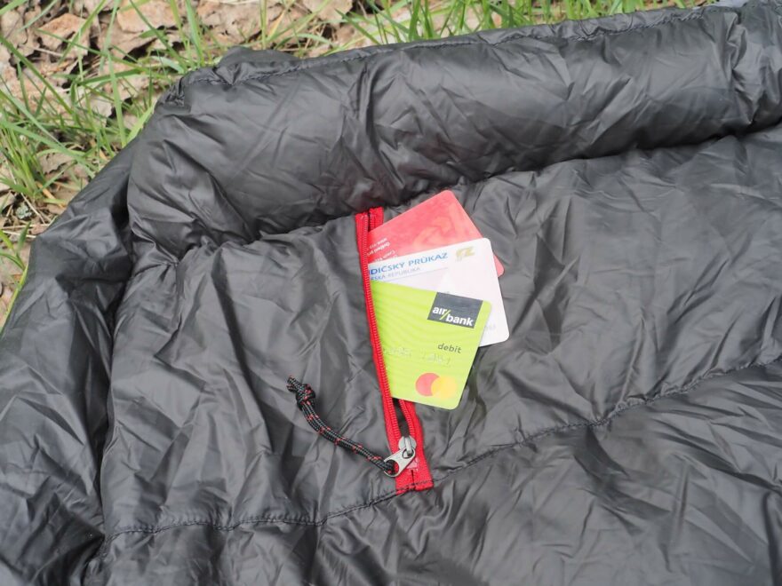 Nechybí praktická kapsička na doklady, nebo mobil Warmpeace Spacer