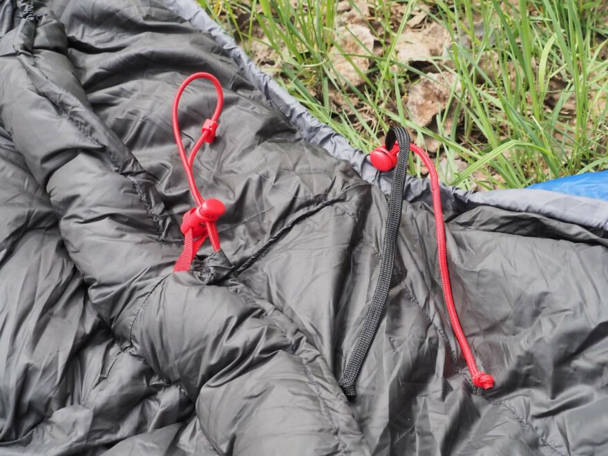 Šestistovka disponuje stahovacím límcem kolem krku.