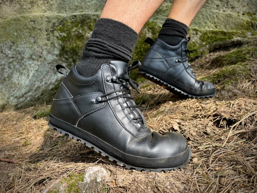 Jistý krok v rozmanitém terénu v botách Ahinsa shoes Hiker Comfort.