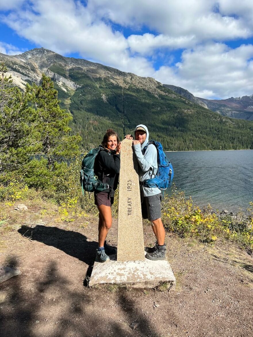 šťastni a stále svoji u monumentu na kanadské hranici