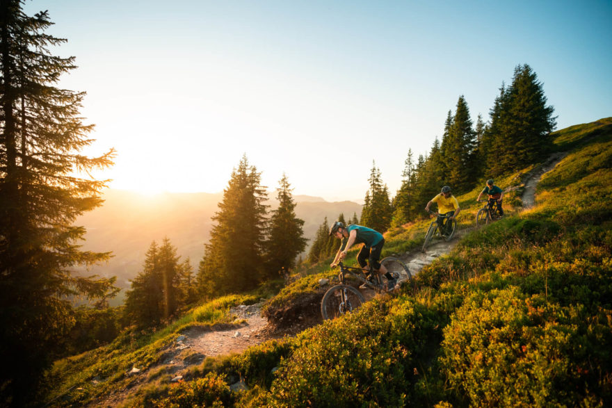 Saalbach Hinterglemm nabízí 80 km trailů, 9 lanovek a 7 hor. Kitzbühelské Alpy, Rakousko.