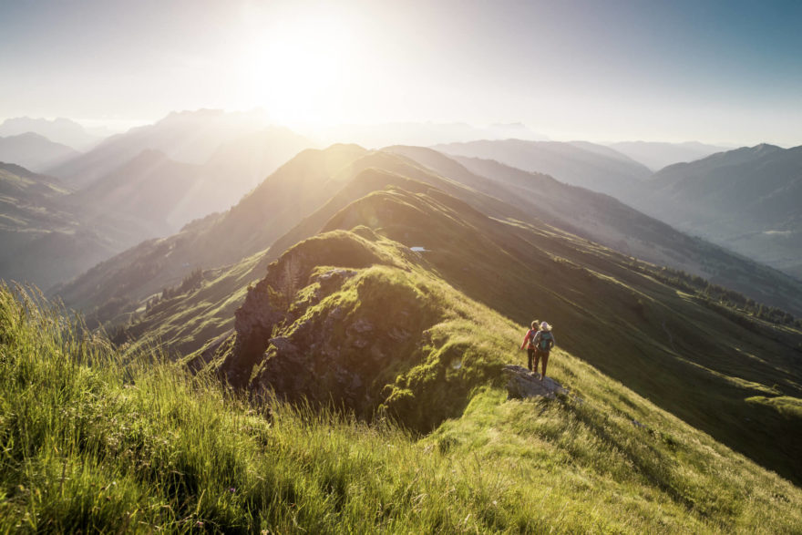 Okružní turistická trasa Home of Lässig Hike prověří fyzičku a potěší všechny milovníky horských panoramat. Saalbach Hinterglemm, Kitzbühelské Alpy, Rakousko.