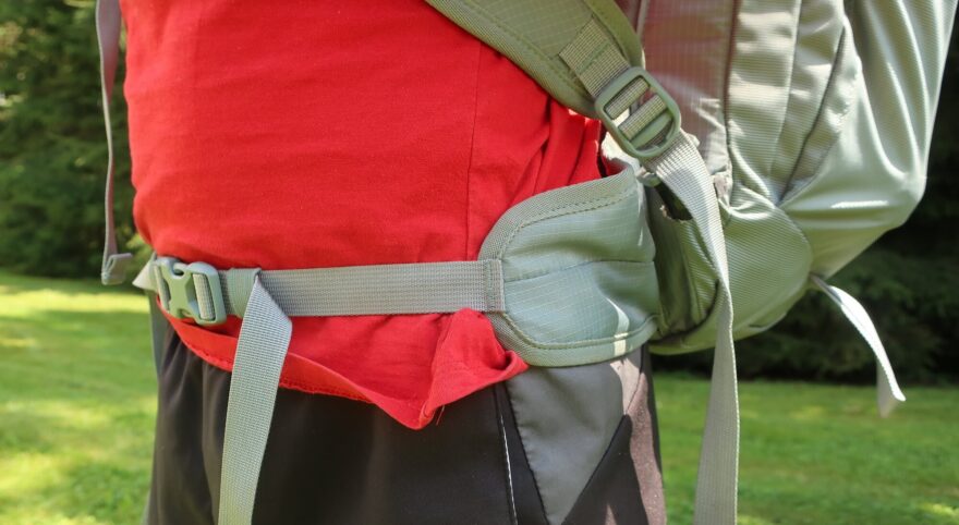 Detail bederního pásu batohu Thule Alltrail