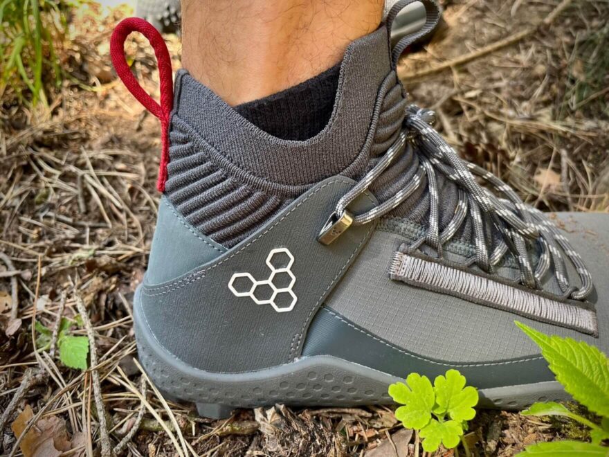 Outdoorové barefoot boty jsou k dostání i ve vyšší variantě po kotník. Vivobarefoot Magna Lite.