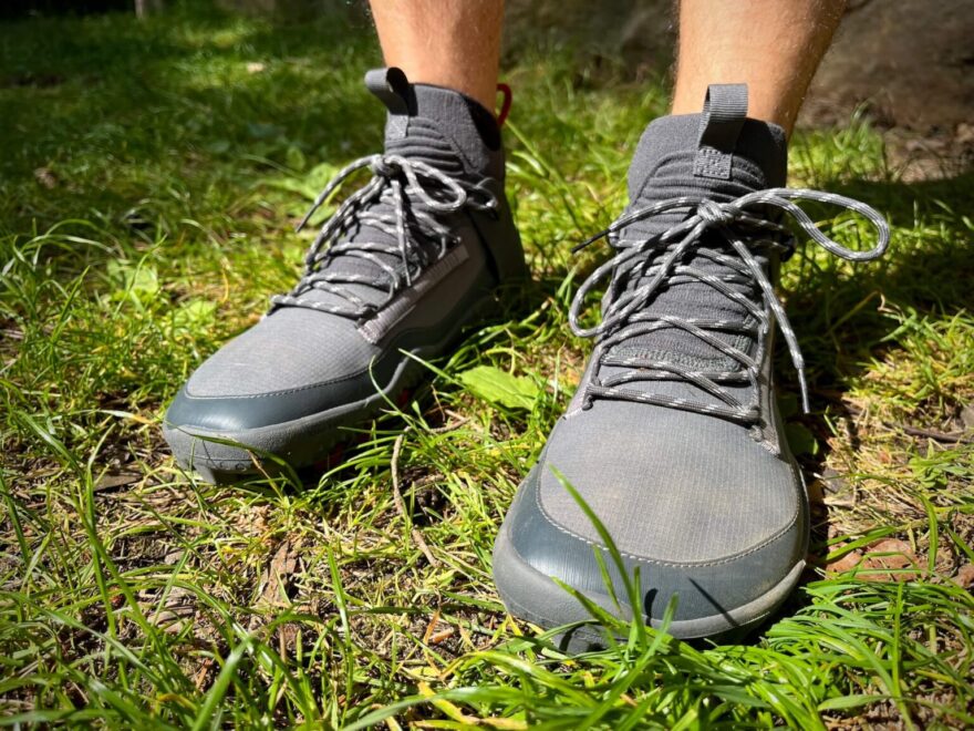 Široká špička poskytuje dostatek prostoru pro pohyb prstů, gumová obsázka chrání před okopáním. Vivobarefoot Magna Lite.