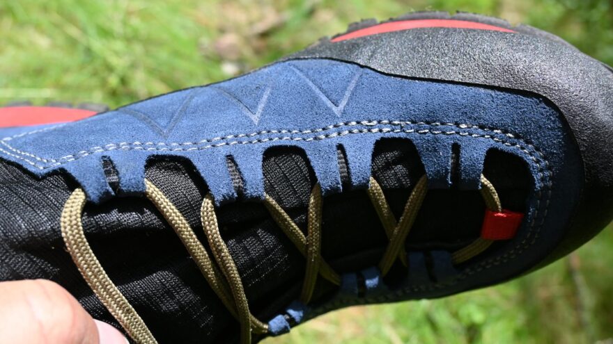 Tkaničky procházejí očky lehce a bota se dá snadno zatáhnout - ALPINA JOY MID 2.0