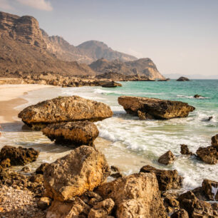 Exotický sultanát Omán ztělesňuje snové představy o divoké pouštní krajině a pohádkových oázách.