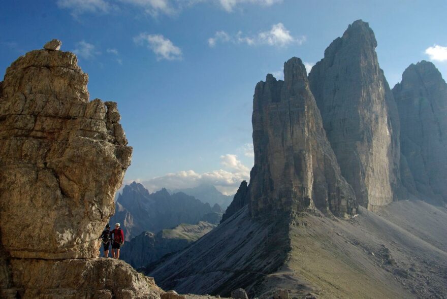 Feratový přechod v blízkosti ikonické formace Tre Cime v Dolomitech