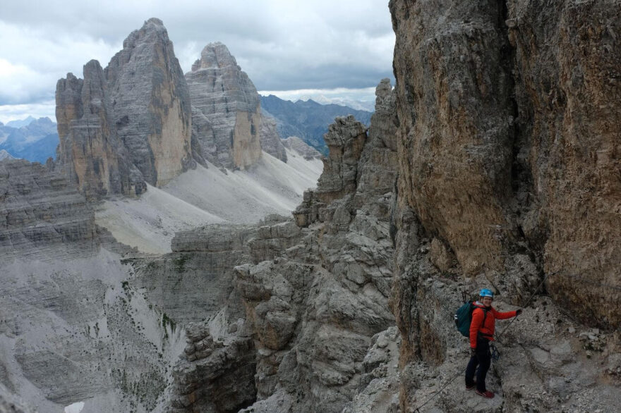 Feratový přechod v blízkosti ikonické formace Tre Cime v Dolomitech