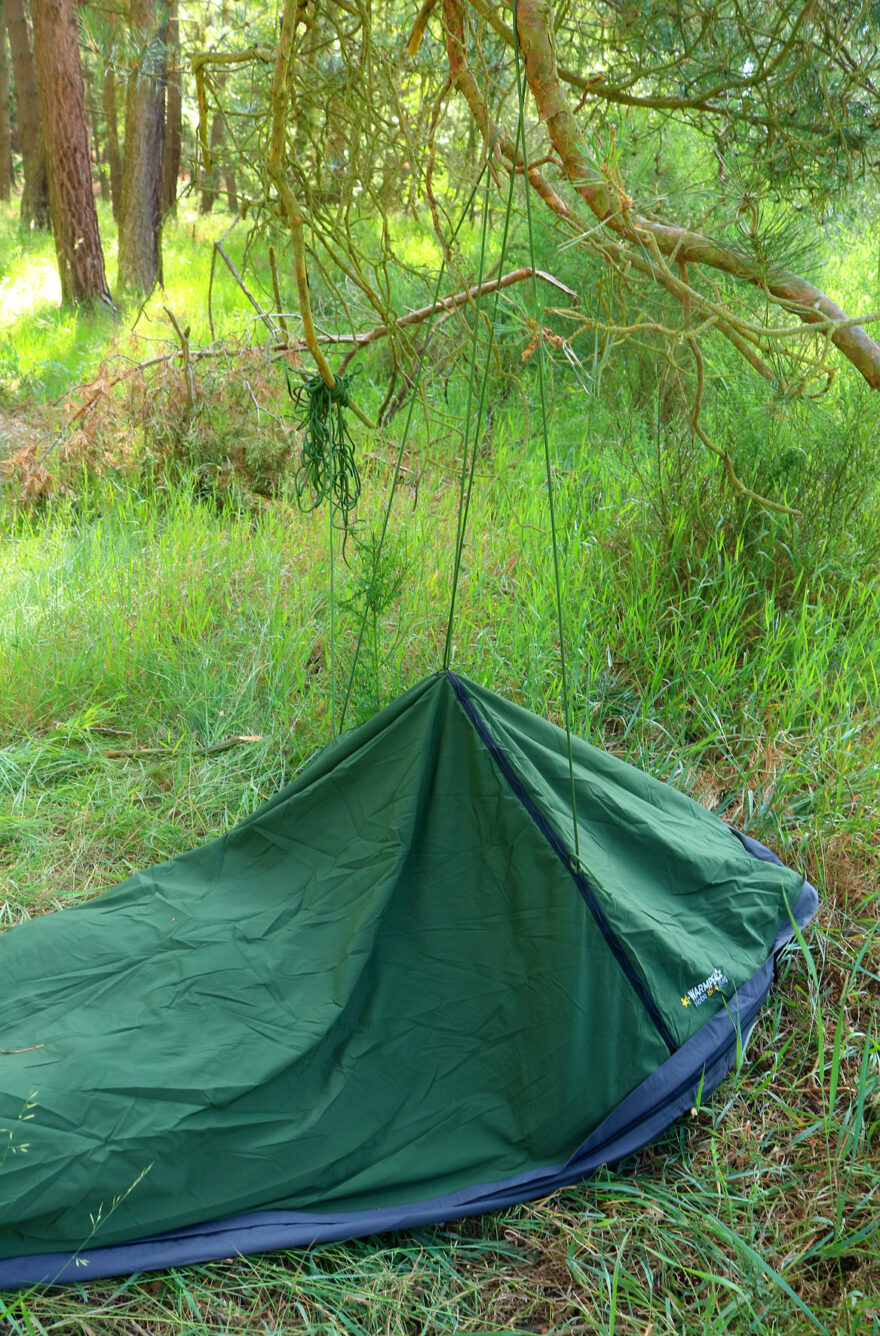 Díky pásu našitých poutek (oček) po obvodu bivakovacího pytle lze prostor nad hlavou snadno vypnout