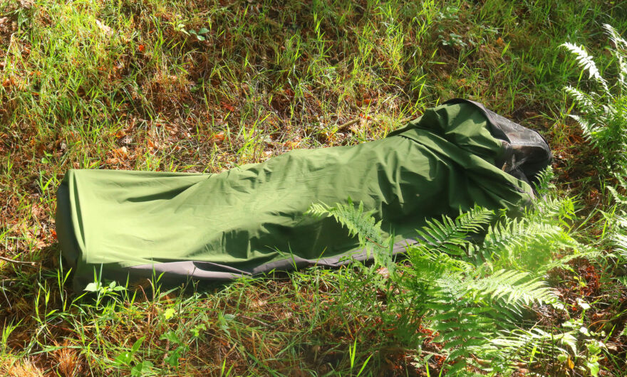 Hobo Bivy lze použít nejen jako návlek na spacák, ale stejně dobře i jako plnohodnotný nepromokavý přístřešek