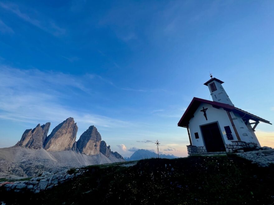 Feratový přechod v blízkosti ikonické formace Tre Cime v Dolomitech