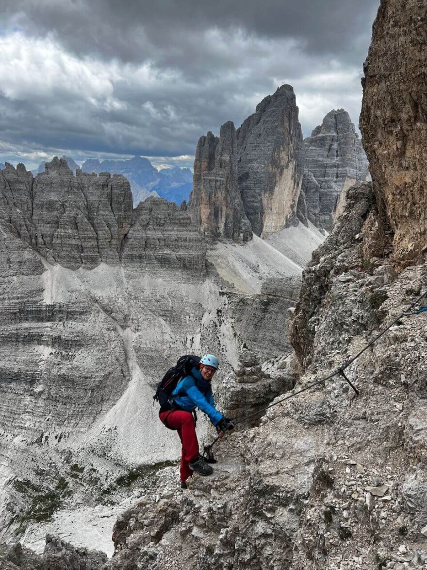 Feratový přechod v blízkosti ikonické formace Tre Cime v Dolomitech