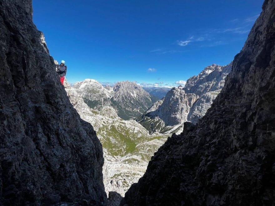 Feratový přechod v blízkosti ikonické formace Tre Cime v Dolomitech