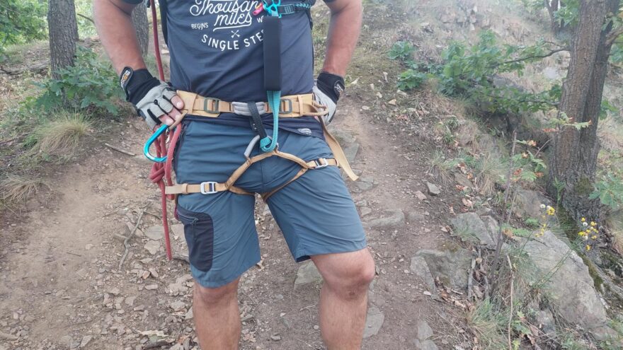 Do sedáku SIMOND KLIMB můžete vrstvit oblečení bez problému