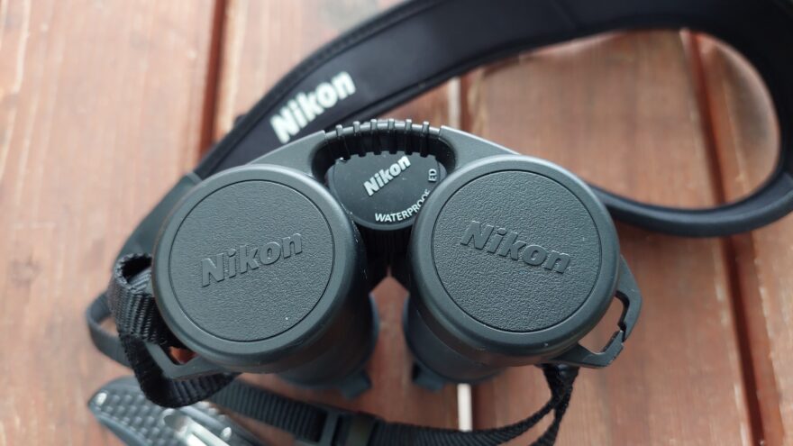 Krytku neztratíte, jelikož je fixováno k řemínku - NIKON 8X30 MONARCH M7