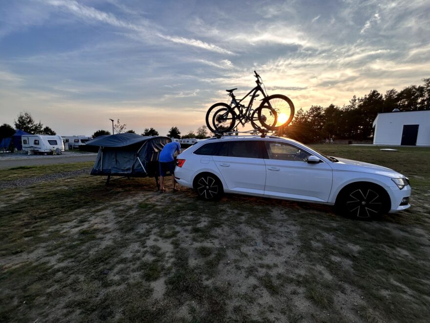 Auto můžete naložit koly na střechu a stanem na tažné zařízení