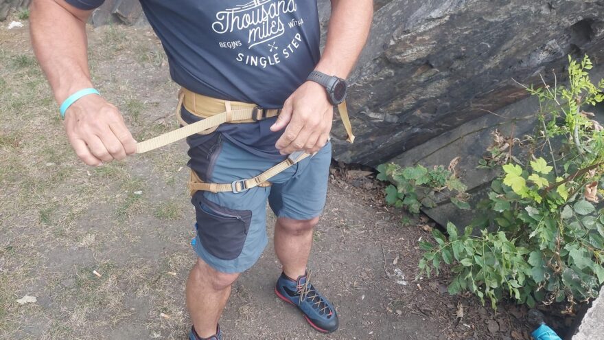 Volný popruh založíte do dvojice gumiček tak, aby neodstával - SIMOND KLIMB