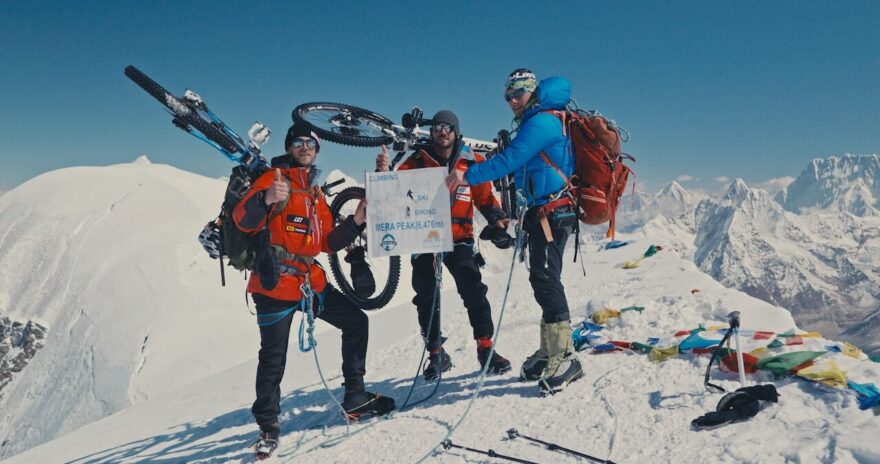 Tomáš Zejda s Ondřejem Novákem jako první na světě úspěšně absolvovali sjezd na horském kole z nejvyššího bodu nepálské hory Mera Peak.