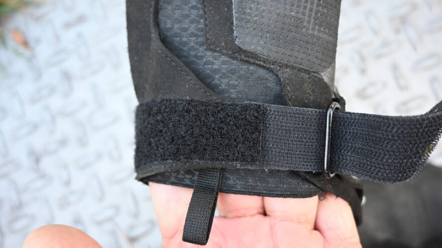 Detail suchého zipu a horního dílu lezeček SIMOND EDGE SOFT