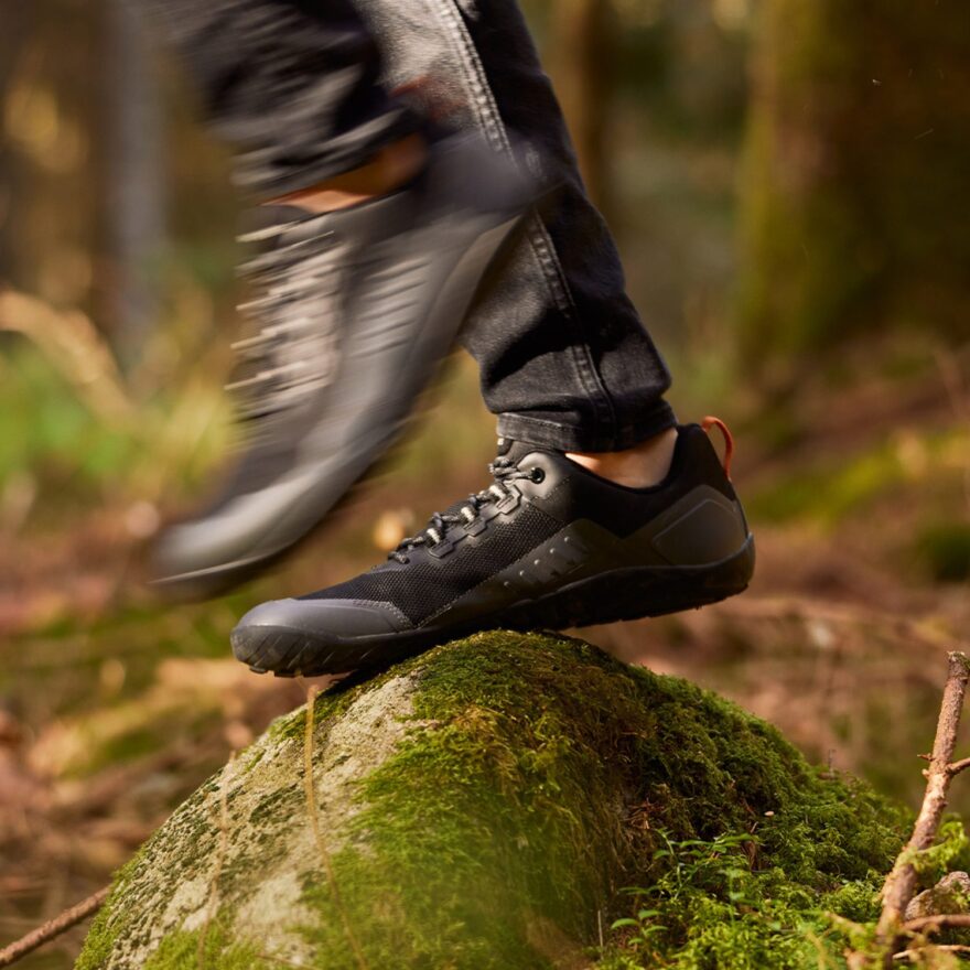 Díky tenké a flexibilní podrážce podporují barefoot boty správné držení těla, posilují zapojení svalů chodidla a celé nohy a zlepšují celkovou rovnováhu.