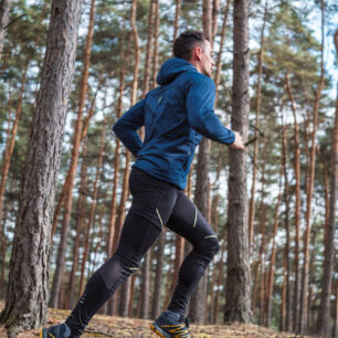 Pánská hybridní mikina s kapucí Klimatex MORIO je vyrobena z vysoce funkčních materiálů a je určená zejména běhání v zimním období.