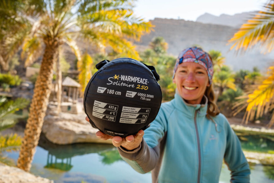 Peří jako náplň spacáků vyniká nejen nízkou hmotností a kompaktními rozměry po sbalení, ale také jako přírodní absorbér vlhkosti. Spacák Warmpeace v akci. Foto Pavel Svoboda