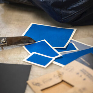 Univerzální, nepromokavé a odolné záplaty z Decathlonu umožní různorodé a rychlé opravy. Obsahují velmi silné lepidlo, které lze použít na velké množství materiálů.