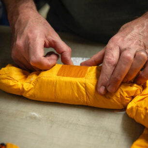 Univerzální, nepromokavé a odolné záplaty z Decathlonu umožní různorodé a rychlé opravy. Obsahují velmi silné lepidlo, které lze použít na velké množství materiálů.