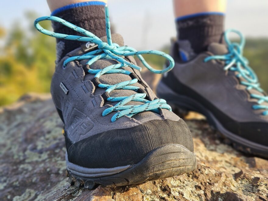 Detail kombinovaného stahování tkaniček u bot Northfinder Mana a obsázky na špičce