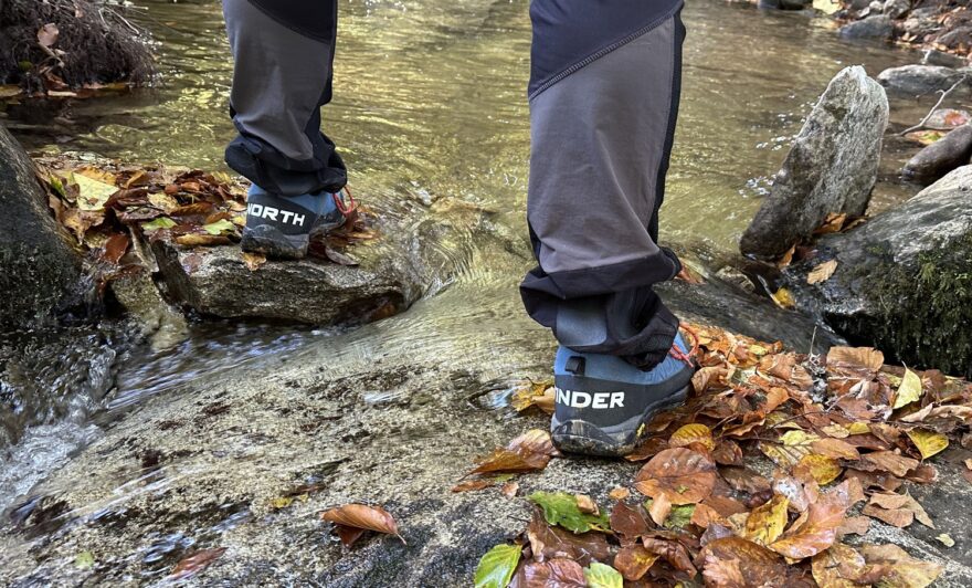 Mokré listí vyžaduje zvýšenou pozornost při došlapu i s Northfinder Meru