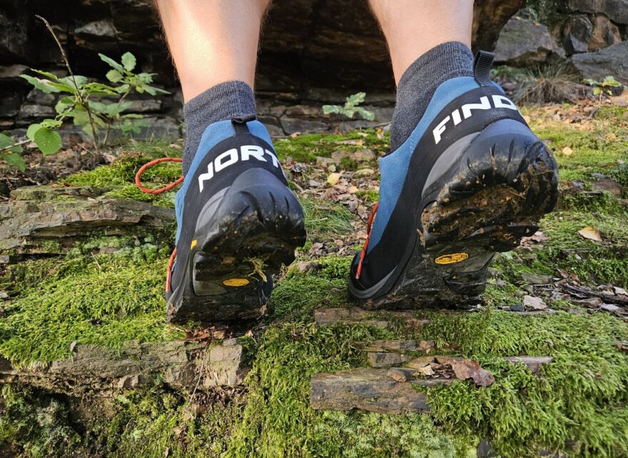 Přední části podrážek Northfinder Meru spolehlivě drží i na měkkém klouzavém podkladu