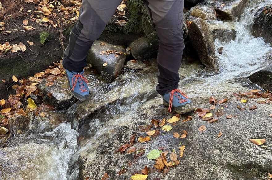 Testování bot Northfinder Meru v podzimním potoce Rychlebských hor