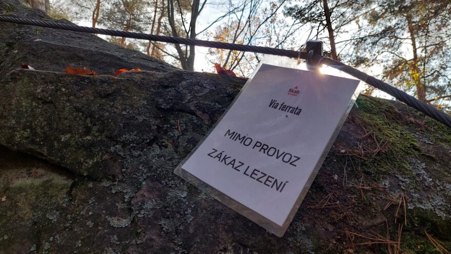 Lezení zjištěné cesty SKAB není zatím povoleno a tyto tři cedule opravdu nejde přehlédnout