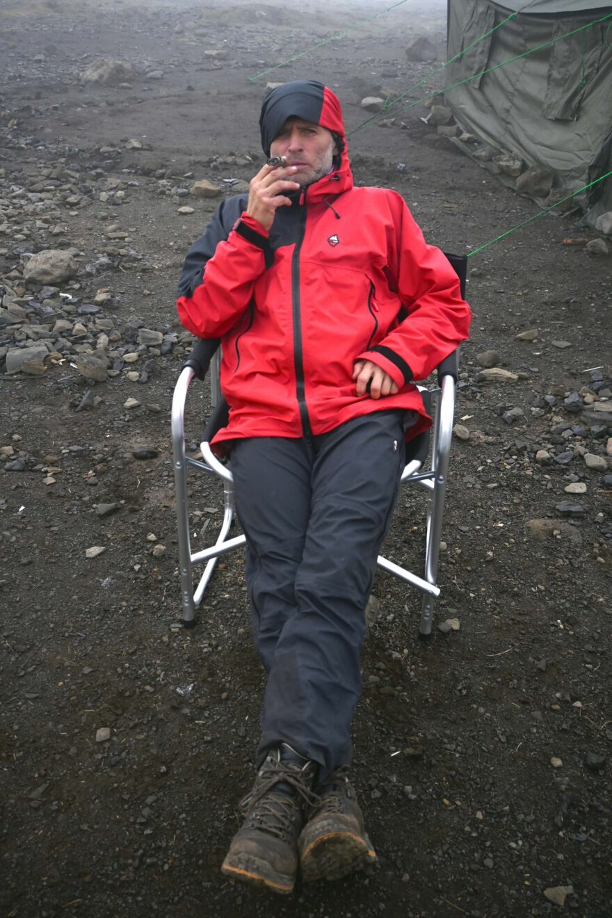 Odpočinek v bundě High Point Protector v kempu Karanga