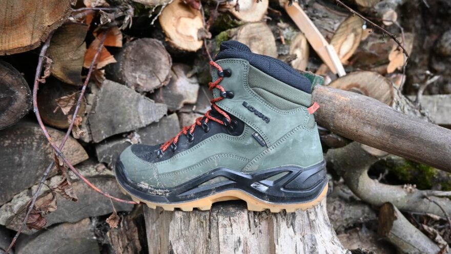 Boční pohled na pohorku LOWA RENEGADE GTX MID