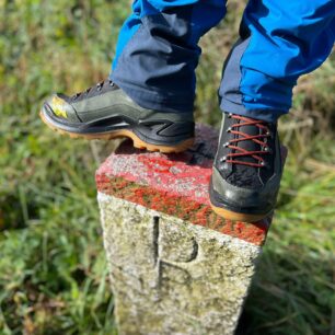 Chůze mokrou travou byla naprosto v suchu - LOWA RENEGADE GTX MID