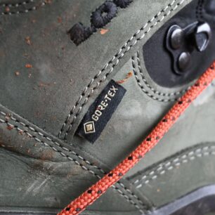 O nepromokavost se kromě kvalitní kůže stará i membrána GORE-TEXT - LOWA RENEGADE GTX MID