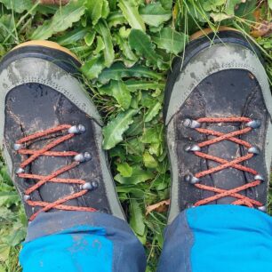 Šněrování díky kovovým kladkám chodí hladce takřka až do špičky pohorek LOWA RENEGADE GTX MID