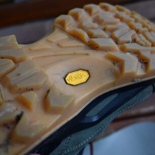 Střední část vzorku podrážky pohorky LOWA RENEGADE GTX MID