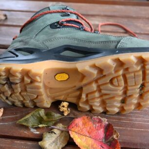 Značková podrážka Vibram poskytuje pohorce LOWA RENEGADE GTX MID dostatečnou trakci a tření