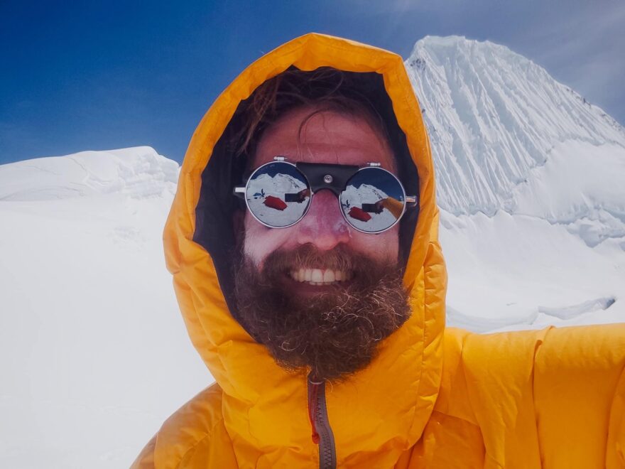 I v mrazivém počasí ve výšce nad 5000 mnm máte s Hill Peak stále úsměv na tváři