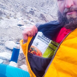 Vnitřní kapsa je prostorná a vhodná třeba na dovaření sušeného jídla po zalití - WARMPEACE Hill Peak