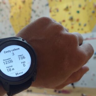 Využití hodinek GARMIN Enduro 3 na lezecké stěně se sledováním vylezených metrů a ukládání obtížnosti cest